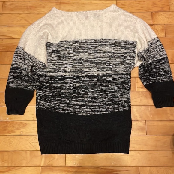 Divided sweater - Picture 2 of 3